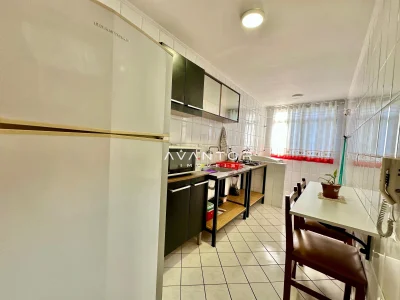 Cozinha com armários planejados e mesa — Apartamento com 1 quarto à venda em Centro, Santa Maria/RS