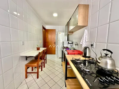 Cozinha com fogão e mesa de refeições — Apartamento com 1 quarto à venda em Centro, Santa Maria/RS