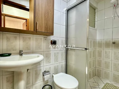Banheiro com chuveiro e armários planejados — Apartamento com 1 quarto à venda em Centro, Santa Maria/RS