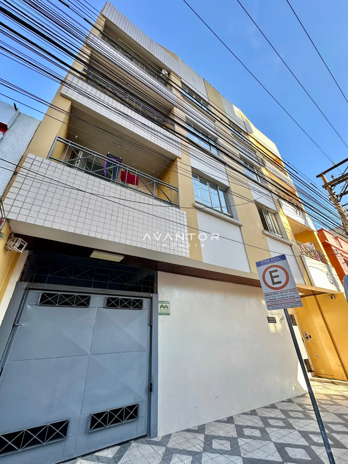 Fachada do prédio com garagem — Apartamento com 1 quarto à venda em Centro, Santa Maria/RS