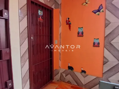 Hall de entrada com porta vermelha — Apartamento com 2 quartos à venda em Tancredo Neves, Santa Maria/RS