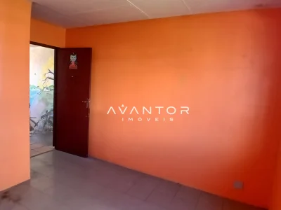 Dormitório com parede em tom laranja — Apartamento com 2 quartos à venda em Tancredo Neves, Santa Maria/RS
