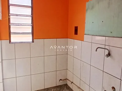 Cozinha com azulejos e parede laranja — Apartamento com 2 quartos à venda em Tancredo Neves, Santa Maria/RS