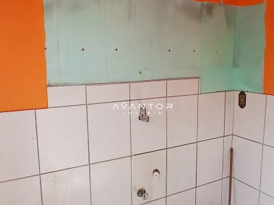 Banheiro com azulejos e parede pintada — Apartamento com 2 quartos à venda em Tancredo Neves, Santa Maria/RS