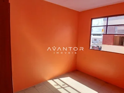 Dormitório com parede pintada em laranja — Apartamento com 2 quartos à venda em Tancredo Neves, Santa Maria/RS