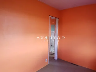 Dormitório com paredes em tom laranja — Apartamento com 2 quartos à venda em Tancredo Neves, Santa Maria/RS