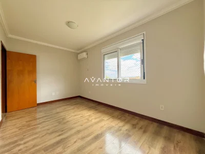 Dormitório com janela e porta de acesso — Apartamento com 3 quartos à venda em Dom Antônio Reis, Santa Maria/RS