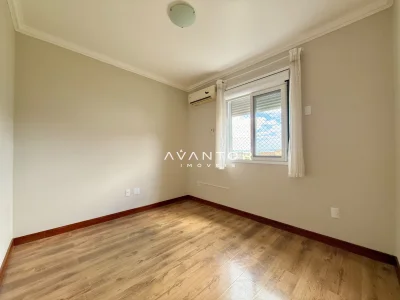 Dormitório com piso em madeira — Apartamento com 3 quartos à venda em Dom Antônio Reis, Santa Maria/RS