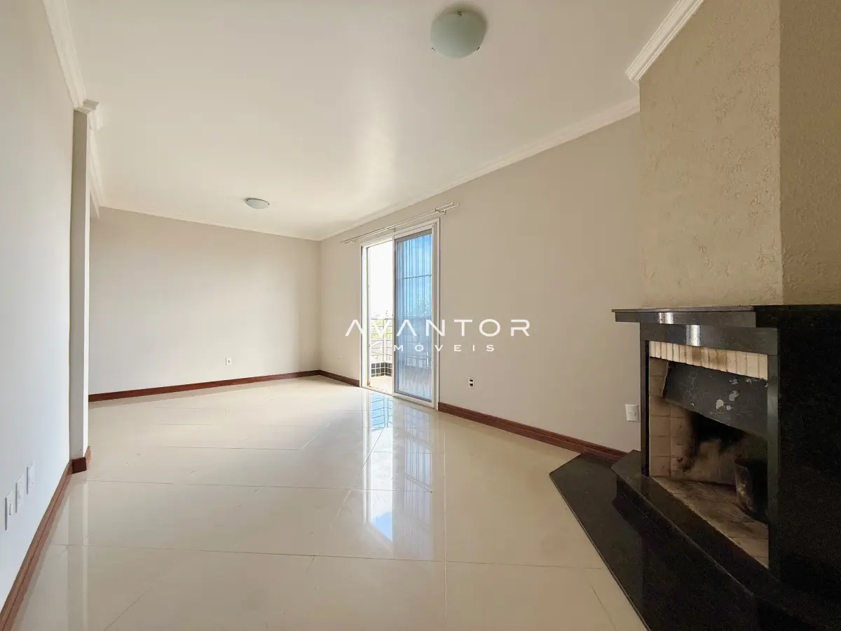 Sala de estar com lareira e sacada — Apartamento com 3 quartos à venda em Dom Antônio Reis, Santa Maria/RS