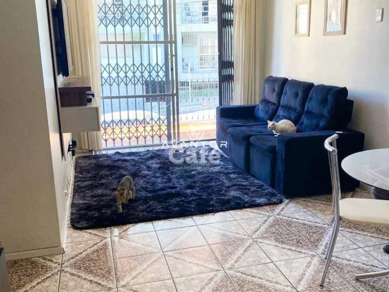 Sala de estar com sacada e sofá azul — Apartamento à venda no Ed. Arthur Streb, em Nossa Senhora de Fátima, Santa Maria/RS