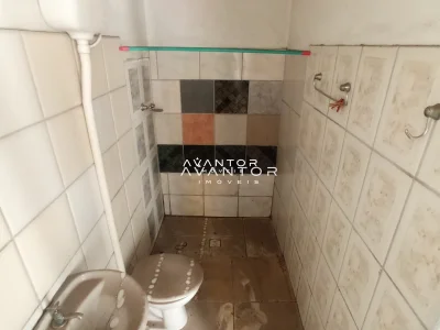 Banheiro com revestimento em azulejo — Sala Comercial com 1 sala para alugar em Nossa Senhora do Rosário, Santa Maria/RS