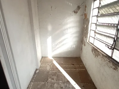 Ambiente interno com janela basculante — Sala Comercial com 1 sala para alugar em Nossa Senhora do Rosário, Santa Maria/RS
