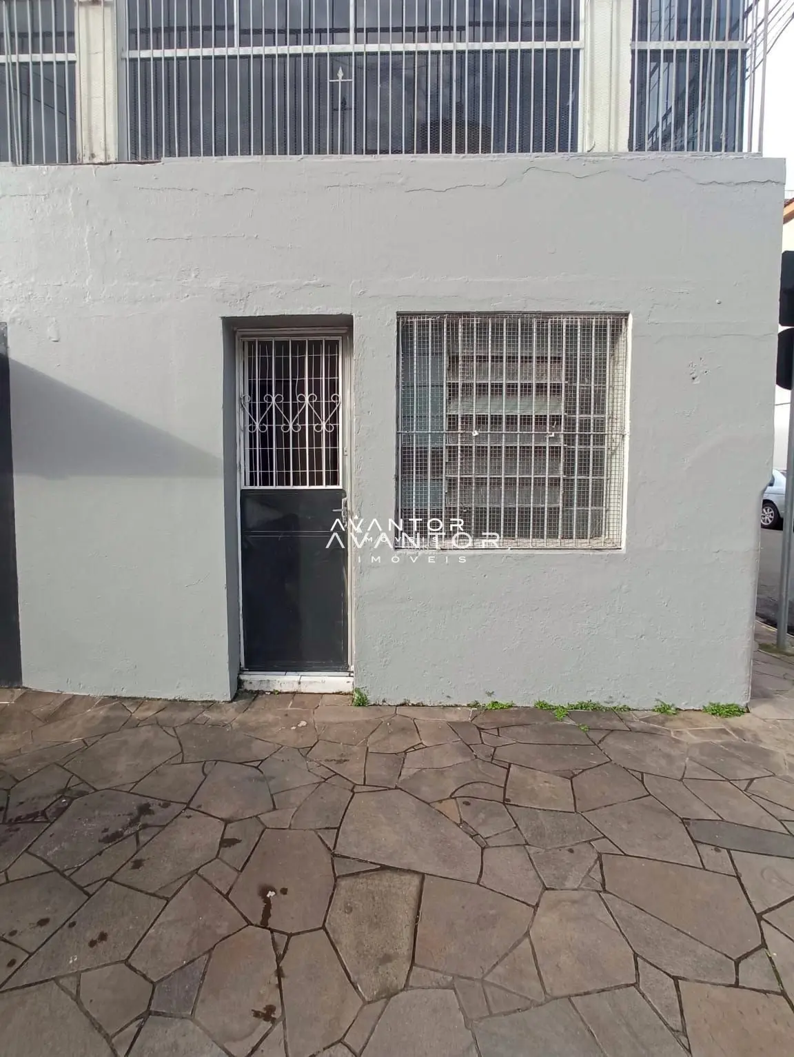 Fachada da casa com porta e janelas — Sala Comercial com 1 sala para alugar em Nossa Senhora do Rosário, Santa Maria/RS