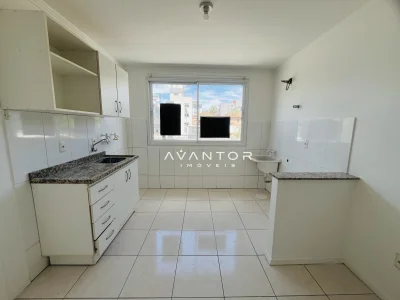 Cozinha com bancada em granito e janela — Apartamento à venda no Residencial Raquel, em Nossa Senhora do Rosário, Santa Maria