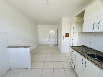 Cozinha com armários planejados e bancada — Apartamento à venda no Residencial Raquel, Santa Maria