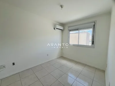 Dormitório com ar condicionado e janela — Apartamento à venda no Residencial Raquel, em Nossa Senhora do Rosário, Santa Maria
