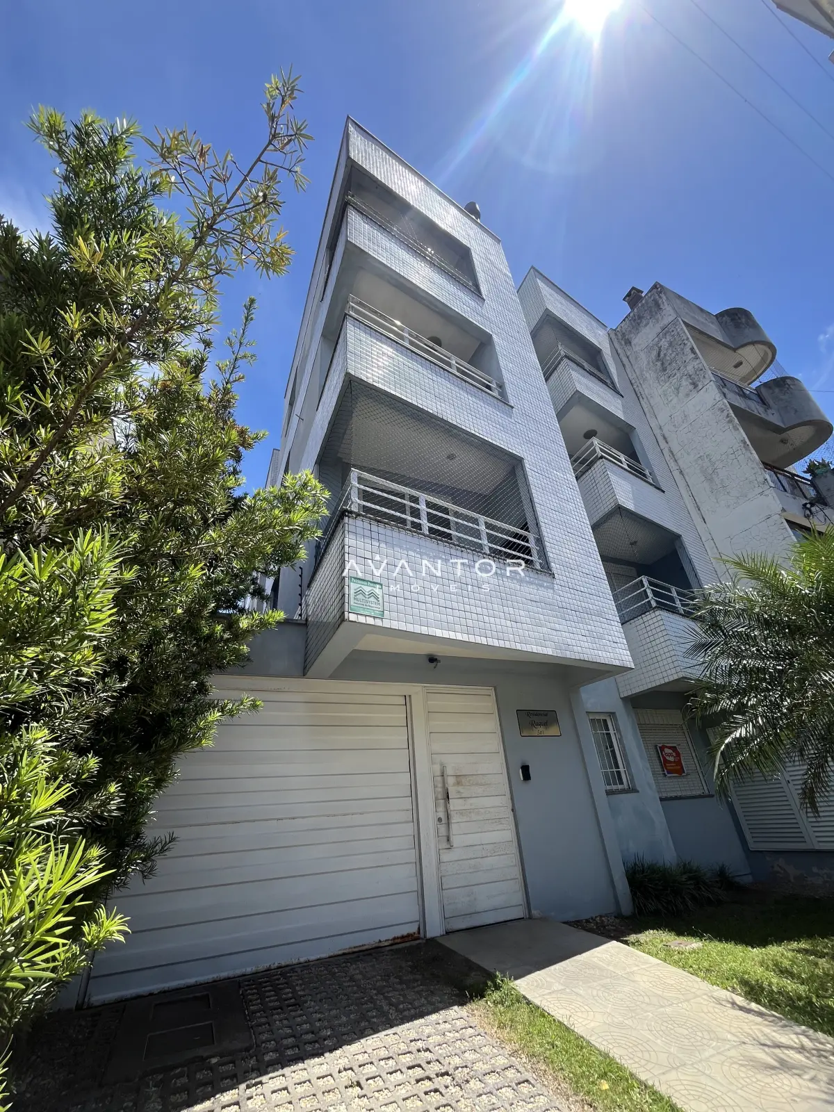 Fachada do prédio com garagem — Apartamento à venda no Residencial Raquel, em Nossa Senhora do Rosário, Santa Maria/RS