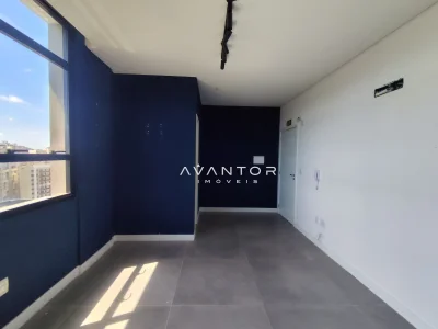Sala com parede azul e janela — Sala Comercial com 1 sala para alugar no Office Tower, em Centro, Santa Maria/RS