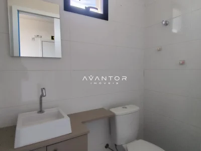 Banheiro com pia e espelho — Sala Comercial com 1 sala para alugar no Office Tower, em Centro, Santa Maria/RS