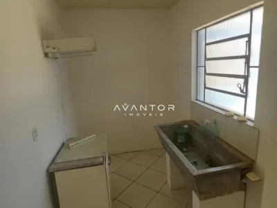 Área de serviço com tanque e janela — Casa com 4 quartos para alugar em Camobi, Santa Maria/RS
