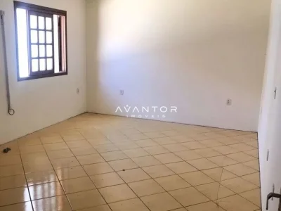 Dormitório com janela e piso em cerâmica — Casa com 4 quartos para alugar em Camobi, Santa Maria/RS