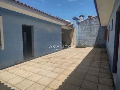 Pátio com acesso às dependências da casa — Casa com 4 quartos para alugar em Camobi, Santa Maria/RS
