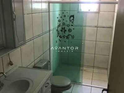 Banheiro com box e azulejos — Casa com 4 quartos para alugar em Camobi, Santa Maria/RS