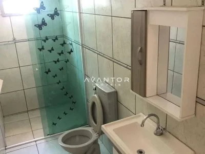 Banheiro com chuveiro e armário — Casa com 4 quartos para alugar em Camobi, Santa Maria/RS