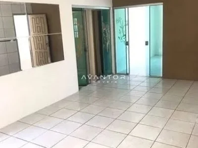 Sala com piso cerâmico e acesso para áreas internas — Casa com 4 quartos para alugar em Camobi, Santa Maria/RS