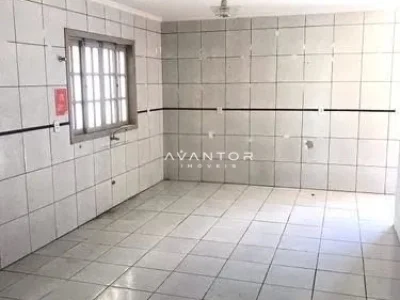 Cozinha com azulejos e janela — Casa com 4 quartos para alugar em Camobi, Santa Maria/RS