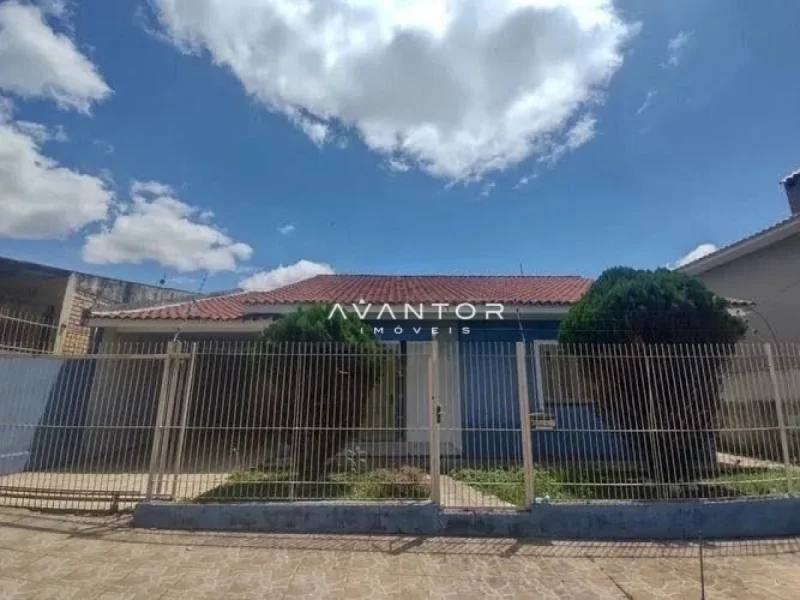 Fachada da casa com portão e garagem — Casa com 4 quartos para alugar em Camobi, Santa Maria/RS