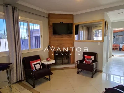 Sala de estar com lareira e televisão — Casa com 2 quartos à venda em Tomazetti, Santa Maria/RS