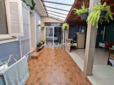 Área de serviço com cobertura e plantas — Casa com 2 quartos à venda em Tomazetti, Santa Maria/RS