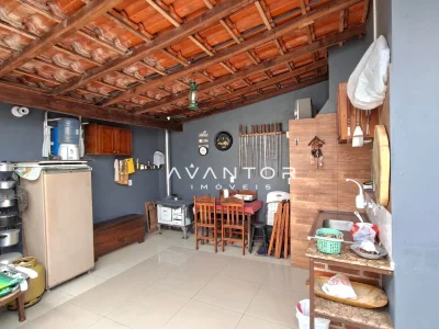 Cozinha com teto de madeira e área de refeições — Casa com 2 quartos à venda em Tomazetti, Santa Maria/RS