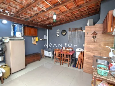Cozinha com teto de madeira aparente — Casa com 2 quartos à venda em Tomazetti, Santa Maria/RS