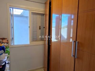 Dormitório com armários planejados em madeira — Casa com 2 quartos à venda em Tomazetti, Santa Maria/RS