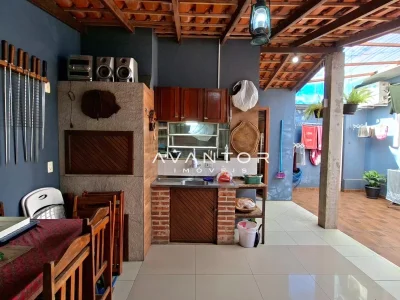 Área de serviço com churrasqueira integrada — Casa com 2 quartos à venda em Tomazetti, Santa Maria/RS