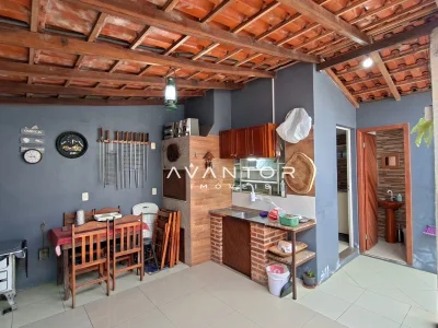 Cozinha com area de refeição e teto de madeira — Casa com 2 quartos à venda em Tomazetti, Santa Maria/RS