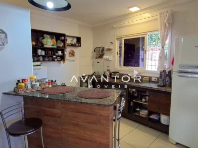 Cozinha com bancada e armários planejados — Casa com 2 quartos à venda em Tomazetti, Santa Maria/RS