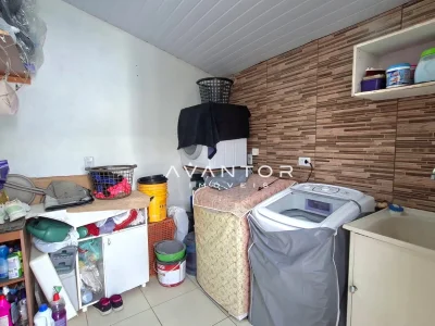 Área de serviço com máquina de lavar — Casa com 2 quartos à venda em Tomazetti, Santa Maria/RS