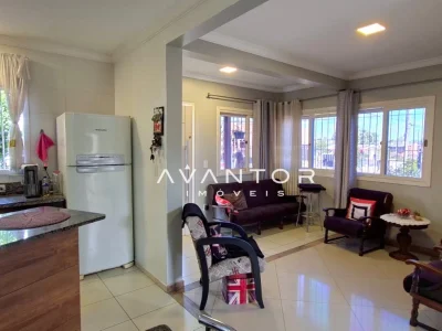 Cozinha integrada à sala de estar com varanda — Casa com 2 quartos à venda em Tomazetti, Santa Maria/RS