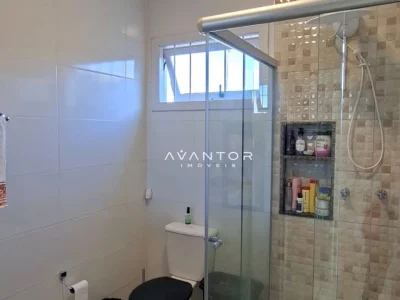 Banheiro com chuveiro e box em vidro — Casa com 2 quartos à venda em Tomazetti, Santa Maria/RS