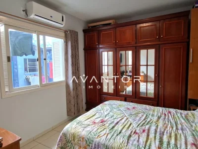 Dormitório com armários planejados de madeira — Casa com 2 quartos à venda em Tomazetti, Santa Maria/RS
