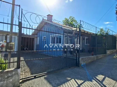Fachada da casa com portão e muros — Casa com 2 quartos à venda em Tomazetti, Santa Maria/RS
