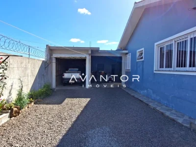 Fachada da casa com garagem — Casa com 2 quartos à venda em Tomazetti, Santa Maria/RS