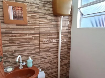Banheiro com azulejos em tons de madeira — Casa com 2 quartos à venda em Tomazetti, Santa Maria/RS