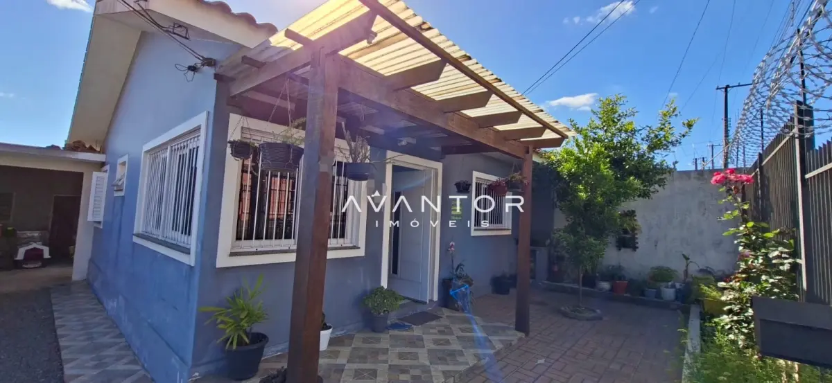 Fachada da casa com pergolado — Casa com 2 quartos à venda em Tomazetti, Santa Maria/RS