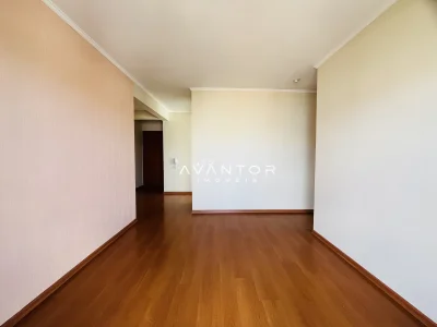 Sala de estar com piso em madeira — Apartamento à venda no Residencial Arnaldo y Castro, em Centro, Santa Maria/RS
