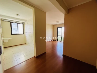 Sala integrada à cozinha com piso em madeira — Apartamento à venda no Residencial Arnaldo y Castro, em Centro, Santa Maria/RS