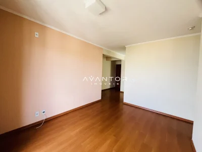 Sala de estar com piso em madeira — Apartamento à venda no Residencial Arnaldo y Castro, em Centro, Santa Maria/RS